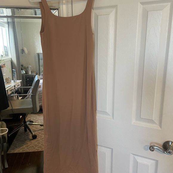 Beautiful Babaton body on dress from aritzia, only worn once. - Picture 3 of 3